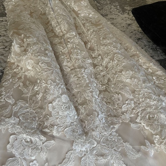 One time used - technically new. Very beautiful dress - Picture 4 of 7